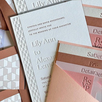 Carte d'invitation de mariage de luxe gaufrée et embossée, personnalisée, imprimée, couleur neutre rose-brun, papeterie de mariage pour événement nuptial