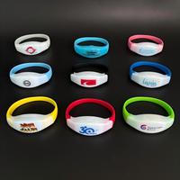 Bracelet LED avec logo personnalisé, 15 couleurs LED, DMX 433, télécommande, portée 1000 m, changement de couleur synchronisé, réponse rapide, style ROMANCE