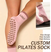Chaussettes antidérapantes personnalisées en gros pour femmes, bord festonné, garniture rose, avec picots en silicone, pour yoga et pilates, en mélange de coton premium