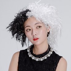 Yanus Ware Party Story parrucca accessorio elegante ed elegante per il tuo Ensemble festivo - Product Image 1