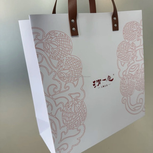 Sac en papier kraft de luxe personnalisé avec poignée en PU emballage blanc avec logo en aluminium pour cosmétiques, bougies et fourrure pour promotion shopping - Product Image 4