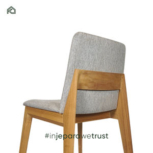 Silla Aksa Fabricada en Madera de Teca Maciza con Comodidad Acolchada que Ofrece Elegancia Atemporal, Durabilidad y un Asiento Refinado - Product Image 3