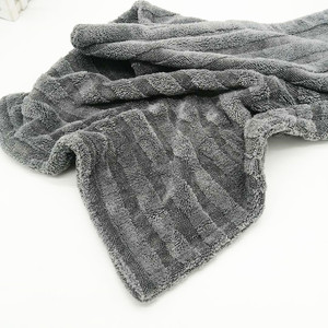 Chiffon de nettoyage en <span class=keywords><strong>tissu</strong></span> torsadé mélangé en <span class=keywords><strong>polaire</strong></span> corail 1200 GSM, 50x80 cm, gris, haute densité, <span class=keywords><strong>épais</strong></span>seur élevée, pour le lavage de voitures et l'usage domestique - Product Image 4