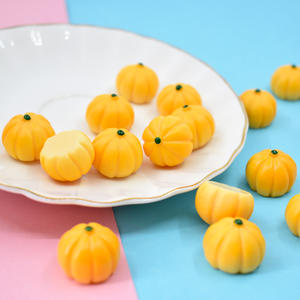 Venta al por mayor de cabujones de resina 3D con forma de calabaza para manualidades, pendientes, colgantes y decoraciones navideñas - Product Image 4