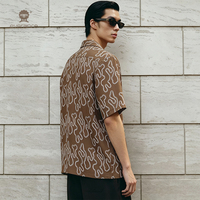 Kemeja Pria Motif River Line 160gsm Mocha Putih Bergelombang Kuba untuk Musim Panas, Liburan, dan Pantai