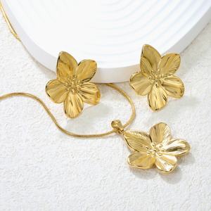 Nuevo Conjunto de Joyería Personalizable de Moda en Acero Inoxidable con Baño de Oro de 18K, Resistente al Agua, con Diseño de Hojas y Flores, Collar y Aretes para Mujer - Product Image 1