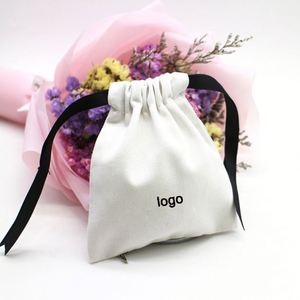 Pochettes à cordon en satin écologiques personnalisées avec pompons, couleur et taille sur mesure, logo imprimé en soie pour l'emballage de petits bracelets - Product Image 3