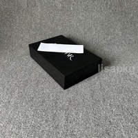 Emballage de luxe personnalisé de boîte-cadeau doublée en satin noir mat magnétique avec intérieur en satin