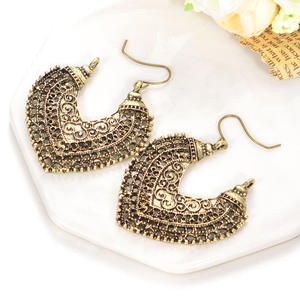 Pendientes de patrón de corazón Retro euroamericano, superventas, joyería de acero inoxidable con oreja audaz, diseño de Metal calado - Product Image 5