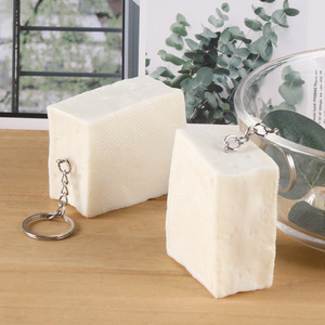 Porte-clés pendentif en PVC, modèle de tofu simulé, jouet alimentaire en forme de bloc de tofu de grande taille, accessoire de cinéma et de télévision. - Product Image 1