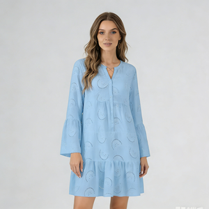 Robe décontractée pour femmes grande taille, bleu clair, broderie anglaise, col en V, manches évasées, ourlet à volants - Product Image 3
