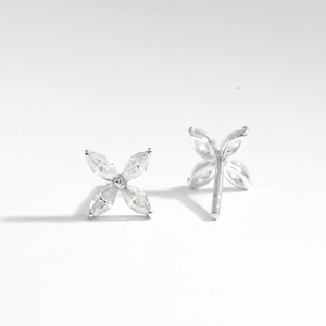 Boucles d'oreilles clous en or massif avec diamants de culture, motif fleur étoilée, design minimaliste céleste, bijoux fins, cadeau de mariage - Product Image 1