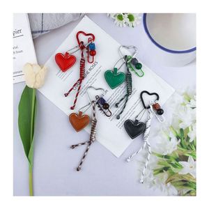 Al por mayor Llavero con colgante decorativo de aleación, cuero creativo, nudo de amor y cuerda, pequeño y con estilo fresco, para parejas - Product Image 1