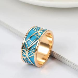 Anello Geometrico Smaltato Q056, Gioiello Unisex alla Moda per Feste, Design con Intarsio Blu in Tono Oro - Product Image 2