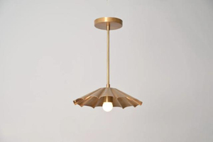 Luminaire suspendu en laiton artisanal avec abat-jour sculptural, style moderne du milieu du siècle, pour la maison ou le bureau, luminaire de plafond LED à intensité variable - Product Image 2