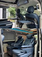 Aménagement intérieur de fourgon Mercedes : Reconfiguration de cabine exécutive, siège relevable vertical, console, éclairage, conversion personnalisée - Fournisseur