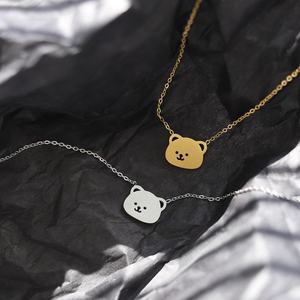 Collier en acier inoxydable plaqué or 18 carats avec pendentif en forme d'ours simple de haute qualité 2020 - Product Image 2