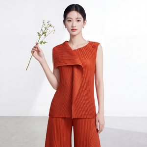 เสื้อยืดผู้หญิง Miyake ลำลอง ทรงหลวม ผ้าพับจีบแบบไม่สมมาตร คอวี แขนทรงปีกค้างคาว ผ้าโพลีเอสเตอร์ 100% - Product Image 2