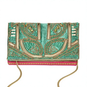 Bolso de mano con solapa y cuentas étnicas para mujer, textura de terciopelo verde azulado, correa de cadena dorada - Product Image 1