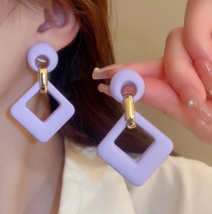 Boucles d'oreilles pendantes carrées géométriques ajourées en acrylique coloré de luxe vintage, vente en gros 2026, magnifiques boucles d'oreilles pour femmes - Product Image 4