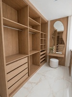 Lemari Pakaian Modern Walk-In dengan Meja Rias dan Cermin Penuh Bentuk Tidak Beraturan, Pintu MDF Lipat & Dapat Diperpanjang untuk Penggunaan di Rumah