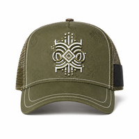Gorra Trucker Premium al por Mayor de 5 Paneles con Malla, Verde Oliva, Jacquard Paisley, Bordado Geométrico en Relieve y Visera Curva