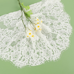 งานปักมือแบบฝรั่งเศส แต่งขอบด้วยลูกไม้แบบขนตา สำหรับผ้าคลุมเจ้าสาว - Product Image 4