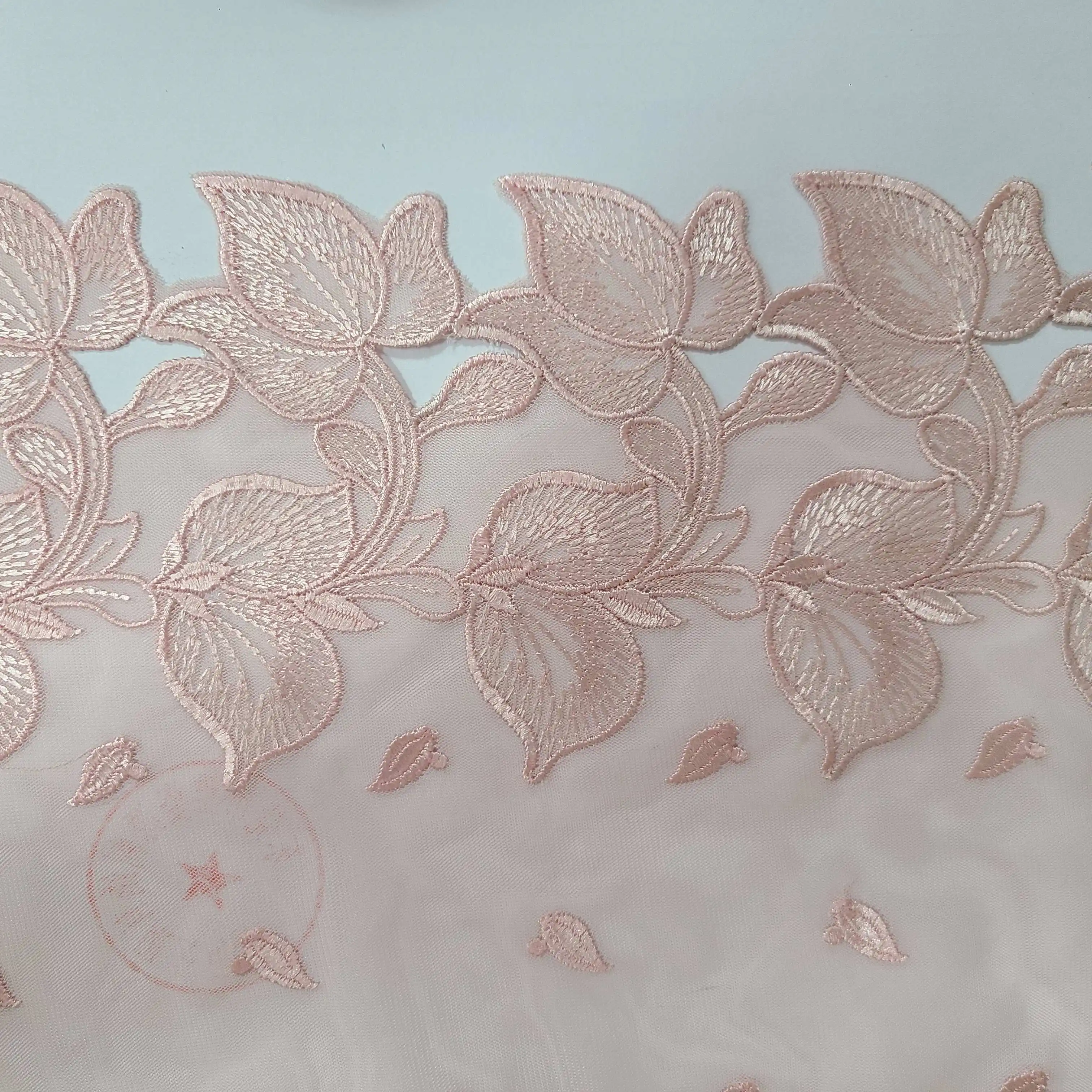 Diseño de flores de lujo tela de encaje bordado Diseño perforado borde encaje de tul para Lencería