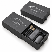 Boîte cadeau rigide grise personnalisée avec logo, impression sérigraphique blanche et insert ajusté pour l'emballage de kits de detailing automobile