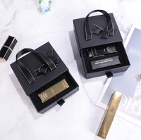 Boîte cadeau en carton rigide personnalisable avec finition mate, poignée, forme sur mesure, revêtement UV, logo personnalisé, éponge