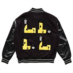 Chaqueta Varsity Negra para Hombre con Mangas de Cuero PU y Parche Bordado - Product Image 6
