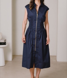 Abito Midi <span class=keywords><strong>Laura</strong></span> Senza Maniche con Vita Arricciata e Zip Frontale Blu Navy Classico con Colletto e Scollo a V Elegante per Donne - Product Image 1