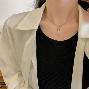 Collar con Colgante de Llave Elegante y Resistente al Deslustre de Resoul, Collar de Cadena Minimalista para Mujer, Accesorios de Lujo, Joyas - Product Image 3