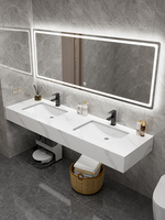 Kabinet Kamar Mandi dengan Wastafel Keramik Umum dan Meja Rias Kamar Mandi Utama dengan Wastafel Ganda
