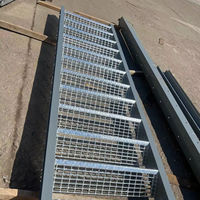 Marches d'escalier en grille soudée à usage standard, marches d'escalier en grille soudée industrielles durables pour une utilisation en extérieur