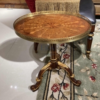 Table ronde classique en bois massif avec pieds triangulaires Design de salon élégant et fonctionnel