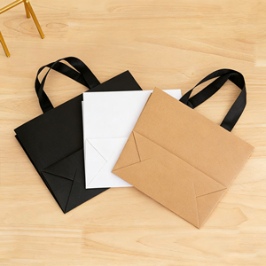 Sac fourre-tout en papier cartonné biodégradable et durable, design personnalisé, poignées en ruban, style classique, emballage pour vêtements - Product Image 3