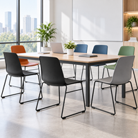 Chaise de bureau minimaliste nordique, structure en acier, assise et dossier monobloc, empilable pour le rangement