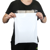 Enveloppes postales blanches en poly à bas quantité minimale de commande sacs d'emballage postaux en plastique d'expédition postale de courrier personnalisé pour la livraison