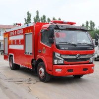 Petits moteurs d'incendie multicinétiques dans des endroits pittoresques, moteurs d'incendie urbains en mousse, moteurs d'incendie communautaires