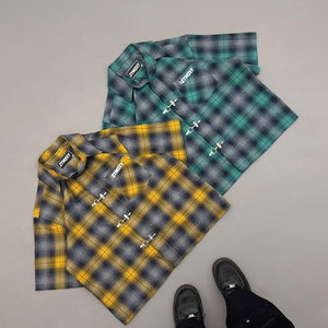 Chemise en flanelle coupe carrée style mode avec boucle de pompier et fermoir mousqueton, idéale pour l'été, à manches courtes - Product Image 1