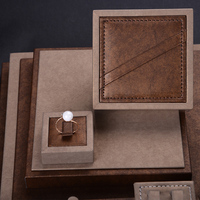 Ensemble de présentoirs à bijoux personnalisables de luxe disponibles en couleurs et matériaux personnalisés