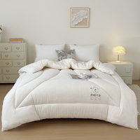 Couette matelassée en crêpe de polyester 2026, motif carré de luxe, couverture douce, taille King, poids et taille personnalisables, directement de l'usine