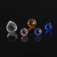 Vente en gros de boules prismatiques en verre de cristal décoratives, écologiques, personnalisables en couleur, de différentes tailles, pour lustres et décoration intérieure