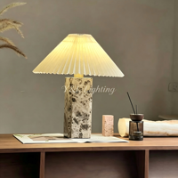 Lampe de table rectangulaire en marbre naturel, abat-jour conique en tissu plissé, lampe de bureau Wabi Sabi pour chambre à coucher, hôtel, villa