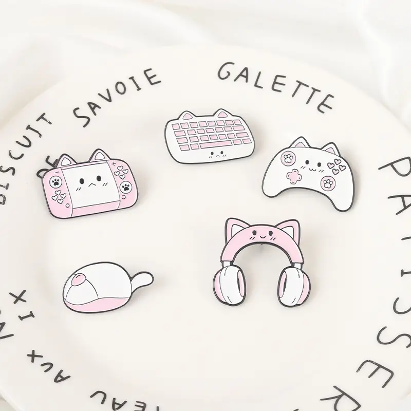 귀여운 디자인 게임 시리즈 합금 핀 만화 핑크 귀여운 고양이 모델링 헤드셋 키보드 모델링 핀 에나멜