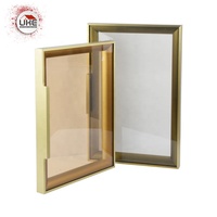 Porte en aluminium avec cadre en verre, style italien minimaliste, profilés ronds à large marge pour les portes d'armoires de cuisine