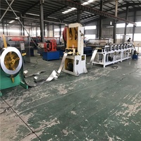 Machine à fabriquer des panneaux de lattes nervurées, machine à fabriquer des lattes nervurées expansées