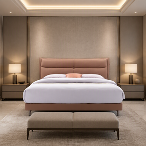 Lit à baldaquin incurvé avec tête de lit rembourrée et lisse, base plateforme basse, en cuir PU caramel, pieds en métal, pour chambre principale ou hôtel - Product Image 3