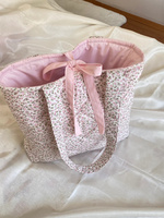 Sac fourre-tout matelassé en coton à imprimé floral pour femme avec logo personnalisé, fermeture à lacets et doublure à carreaux